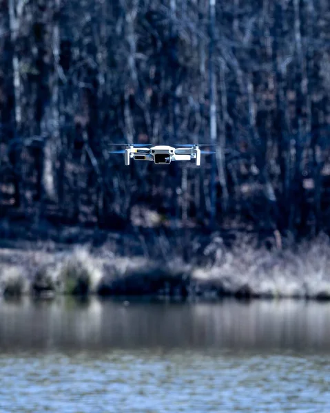 Plan Vertical Sélectif Drone Planant Dessus Lac Dans Une Forêt — Photo