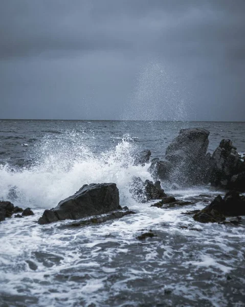Κύματα Του Ωκεανού Πέφτουν Πάνω Στα Βράχια Και Πέφτουν Κάθετη — Φωτογραφία Αρχείου