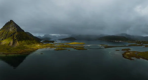 Ένα Εναέριο Τοπίο Των Βραχωδών Λόφων Στην Ακτή Στο Lofoten — Φωτογραφία Αρχείου