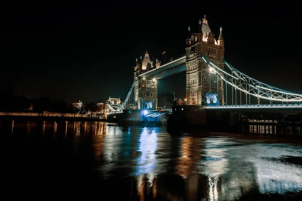 ロンドンの夜のタワーブリッジの風光明媚なショット — ストック写真