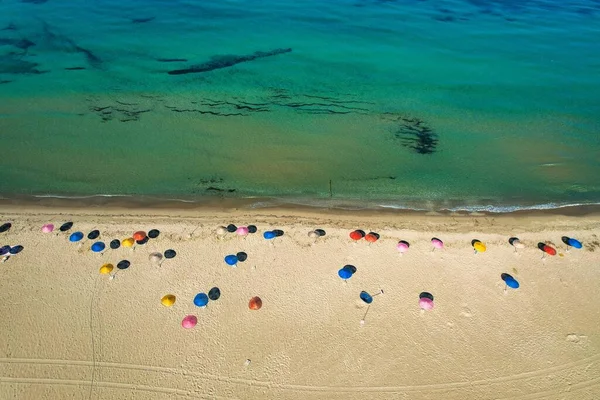Eine Luftaufnahme Von Bunten Sonnenschirmen Strand Vor Blauem Meer Einem — Stockfoto