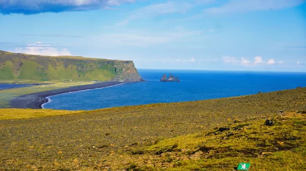 Der Blick Auf Grüne Küstenklippen Unter Blauem Himmel Island — Stockfoto
