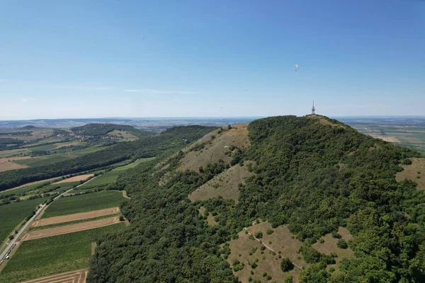 Vzdušný Pohled Člověka Který Paragliduje Zamračenou Modrou Oblohou Pozadí Česká — Stock fotografie