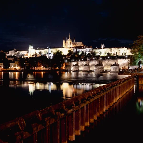 Прекрасный Пейзаж Освещенного Пражского Града Ночью Отраженный Реке Влтаве — стоковое фото