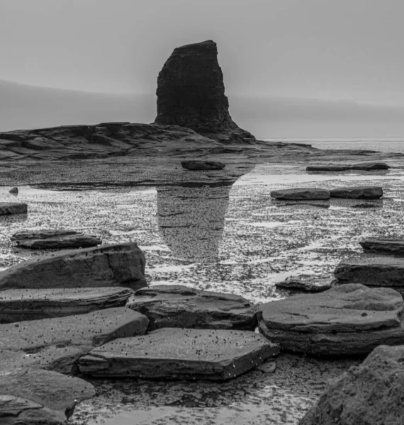 Сірий Знімок Скелястого Пляжу Драматичним Небом — стокове фото