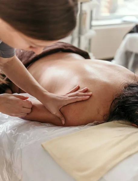 Massaggiatrice Facendo Massaggio Alla Spalla Giovane Donna Sul Tavolo Massaggio — Foto Stock