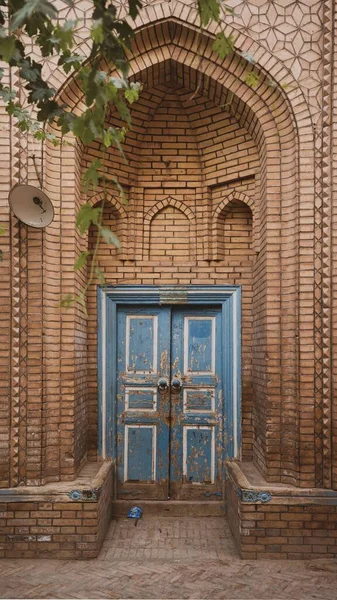 一张伊斯兰拱门古老入口的垂直照片 — 图库照片