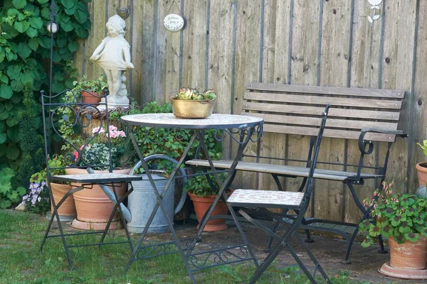 屋外の家具と小さな彫刻と装飾された庭園の美しい景色 — ストック写真