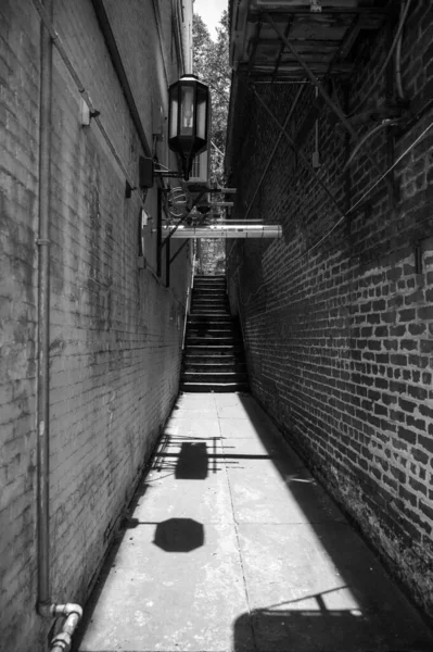 一条狭窄小巷的垂直灰度 — 图库照片