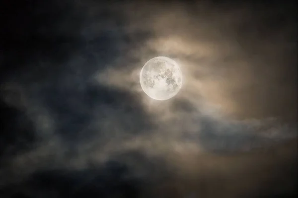 Uma Bela Lua Cheia Céu Escuro Nublado — Fotografia de Stock