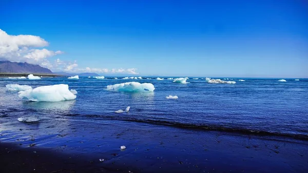 Θέα Της Γαλάζιας Θάλασσας Πλωτά Παγόβουνα — Φωτογραφία Αρχείου