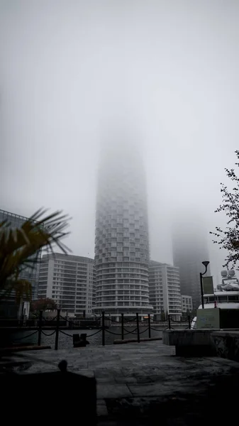 英国伦敦金丝雀码头1号公园大道居民摩天大楼垂直拍摄于雾蒙蒙的早晨 — 图库照片