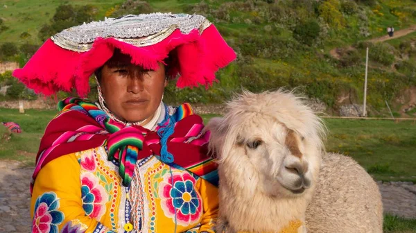 一个穿着五彩缤纷的羊驼裙的女人的特写 — 图库照片