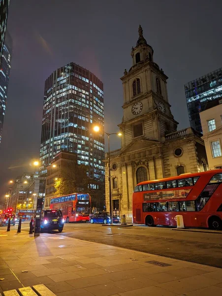 Eine Vertikale Aufnahme Von London Einer Nebligen Nacht Während Der — Stockfoto