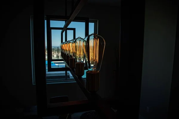 Primer Plano Las Bombillas Modernas Una Lámpara Araña Contemporánea Con — Foto de Stock