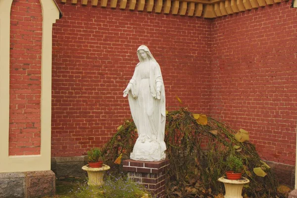 Chiesa Della Santissima Trinità Gierviaty Una Statua Donne — Foto Stock