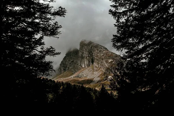 Paesaggio Della Collina Rocciosa San Bernardino Ricoperto Nuvole Scure Dietro — Foto Stock