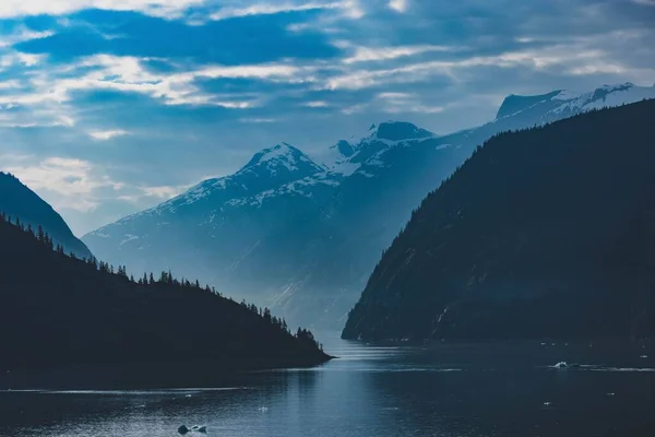Una Scena Ipnotizzante Del Fiordo Dell Alaska Con Catene Montuose — Foto Stock