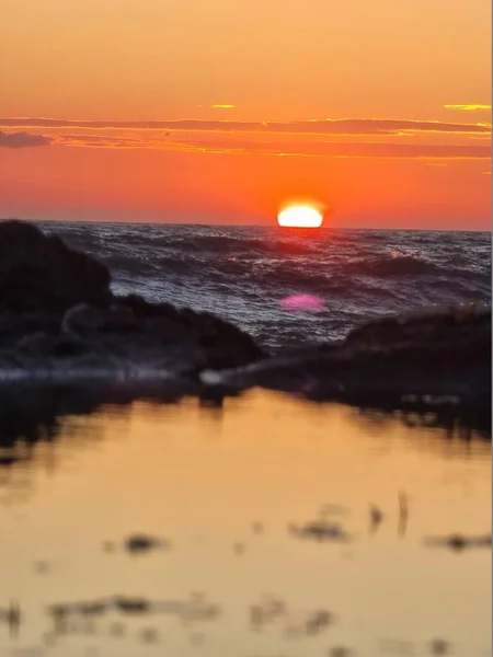 Eine Wunderschöne Orangefarbene Sonne Stürzt Ins Meer — Stockfoto