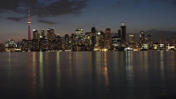 Иллюминированный Городской Горизонт Торонто Ночью Отражается Водах Длительной Экспозицией — стоковое фото