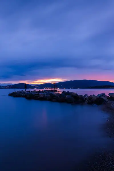 Vacker Havsutsikt Med Lugnt Havsvatten Mot Naturskön Solnedgång — Stockfoto