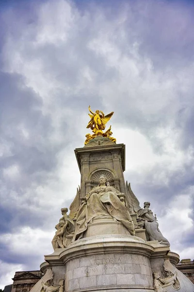 Eine Flache Aufnahme Des Queen Victoria Memorial Golden Monument Geflügelte — Stockfoto
