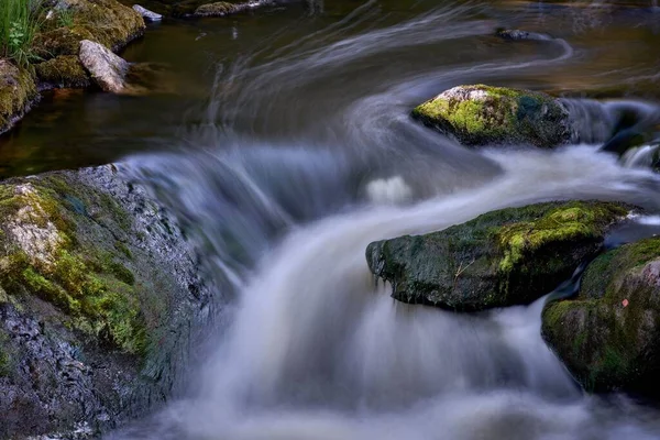 Una Imagen Escénica Del Flujo Río Rocoso Con Efecto Agua —  Fotos de Stock
