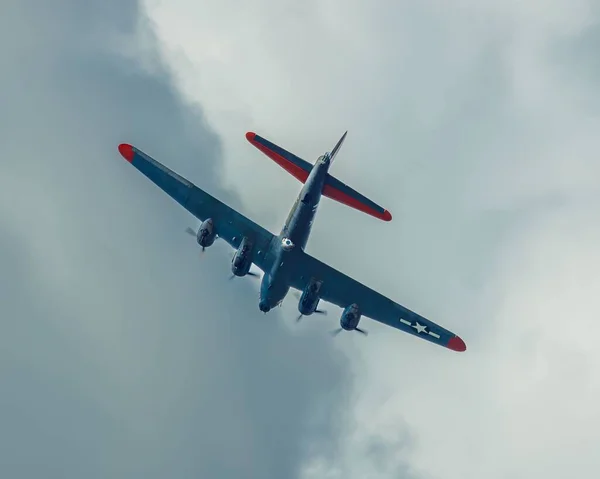 Low Angle Shot 17G Flying Fortress Texas Raiders Cloudy Sky — Stock Photo, Image