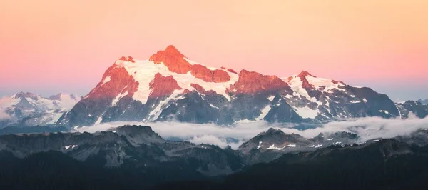 Uma Foto Panorâmica Monte Shuksan Coberta Neve Durante Pôr Sol — Fotografia de Stock
