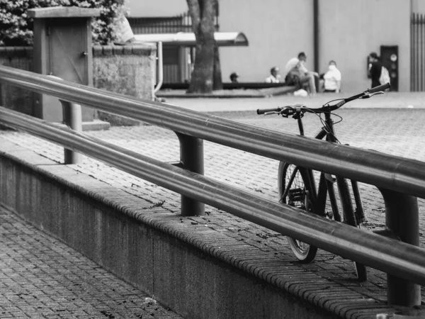 Крупним Планом Знімок Велосипеда Біля Краю Людей Ходять Навколо — стокове фото