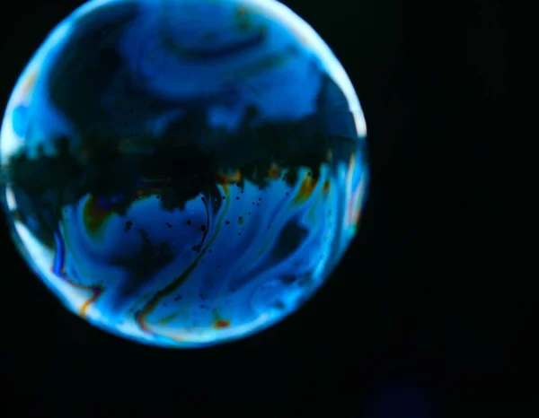 Blå Bubbla Med Abstrakt Mönster Isolerad Mörk Bakgrund — Stockfoto