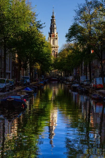 Uma Vertical Centro Comunitário Zuiderkerk Refletindo Água — Fotografia de Stock