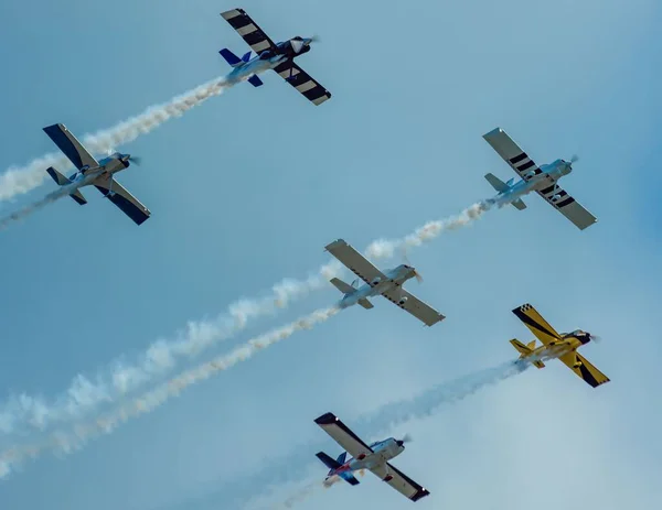 Uçaklar Bir Hava Gösterisinde Mavi Gökyüzünde Bir Formasyon Uçuşunda — Stok fotoğraf