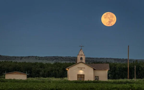 Захватывающий Снимок Полного Восхода Луны Сельской Местности Старой Церкви Переднем — стоковое фото