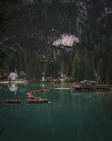 Piękny Widok Dom Nad Jeziorem Dolomitach Włoszech — Zdjęcie stockowe