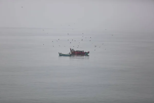 Les Gens Qui Pêchent Sur Bateau Sur Mer Par Une — Photo