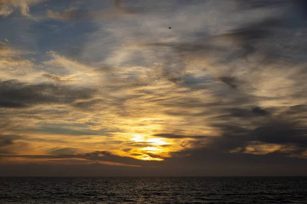 Malowniczy Żywy Zachód Słońca Nad Spokojnym Oceanem — Zdjęcie stockowe
