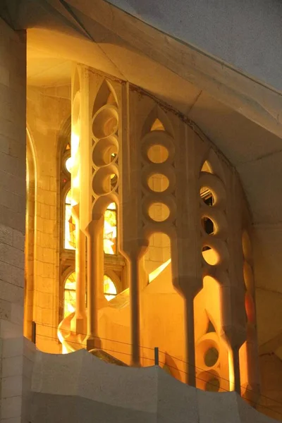 Belo Interior Famosa Igreja Sagrada Família Barcelona Com Colunas Curvas — Fotografia de Stock