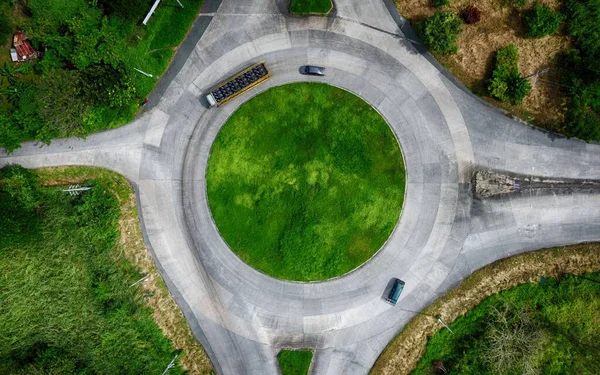 Aerial View Scattered Vehicles Roundabout Surrounded Lush Green Areas — Stock Photo, Image