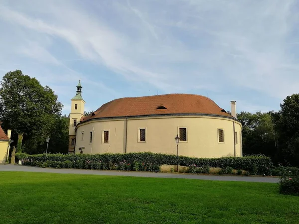 Die Historische Burg Roztoky Umgeben Von Viel Grün — Stockfoto