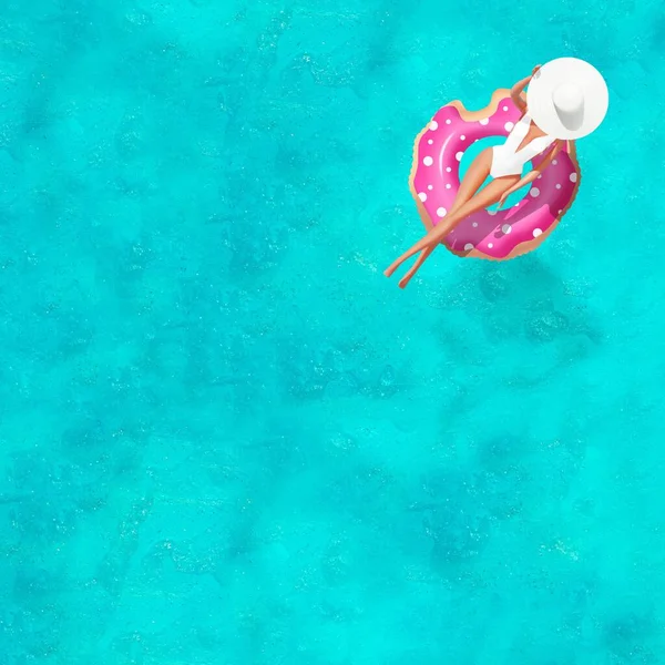 海の中でピンクのドーナツインフレータブルおもちゃに大きな白い帽子日光浴とビキニの人形のトップビュー — ストック写真