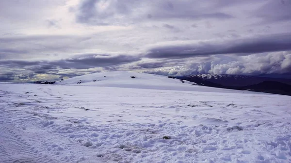 曇り空の下 山の中腹に広がる雪原の絶景 — ストック写真