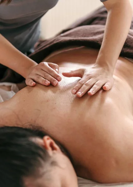 Primo Piano Foto Ritagliata Massaggiatrice Facendo Massaggio Alla Schiena Giovane — Foto Stock