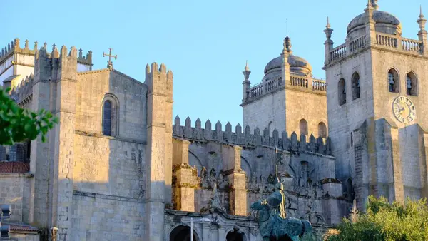 Portekiz Deki Roma Kilisesinin Güzel Taş Mimarisi Güneş Işığıyla Çekilmiş — Stok fotoğraf