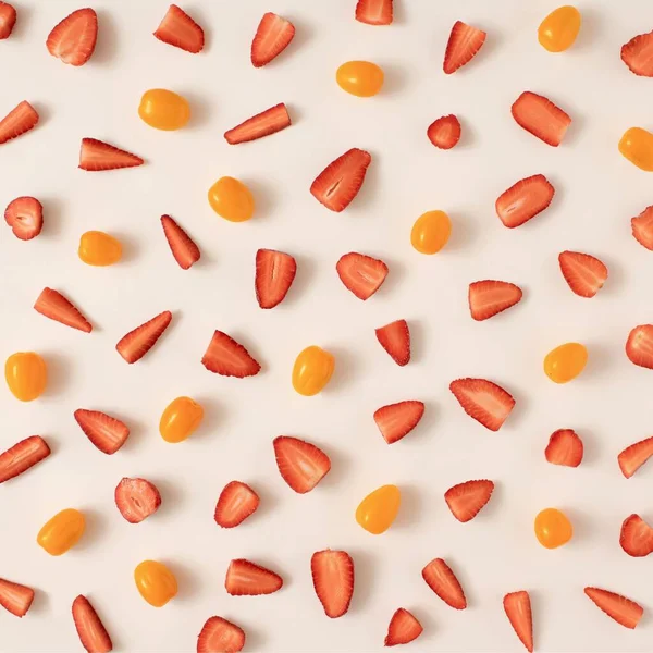 Top View Colorful Bright Pattern Made Kumquat Fruit Strawberries — Stock Photo, Image