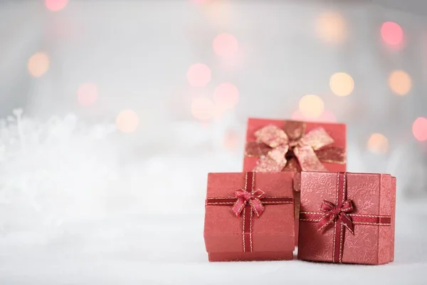 Rode Kerst Geschenkdozen Versierd Met Sneeuwvlokken Bokeh Lichten Achtergrond — Stockfoto