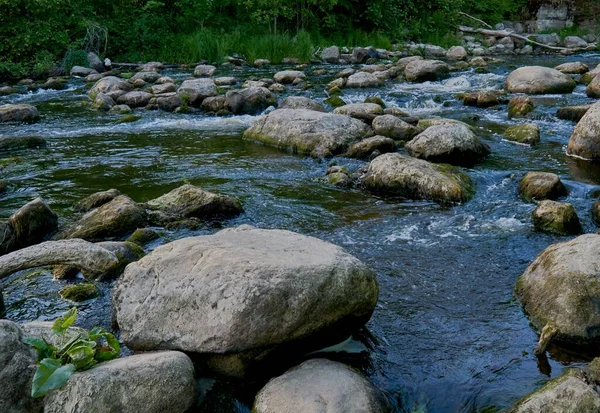 Uma Vista Alto Ângulo Riacho Balbuciando Cascata Sobre Rochas — Fotografia de Stock