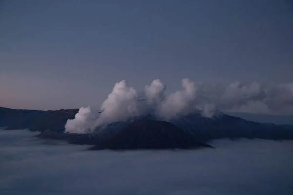 Légi Felvétel Mount Bromo Napkeltekor Takaró Felhők Felett Aktív Vulkán — Stock Fotó