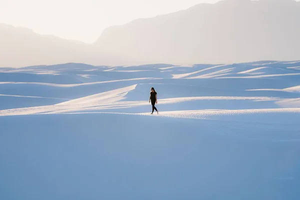 Eine Frau Schwarzer Kleidung Beim Spaziergang White Sands National Park — Stockfoto