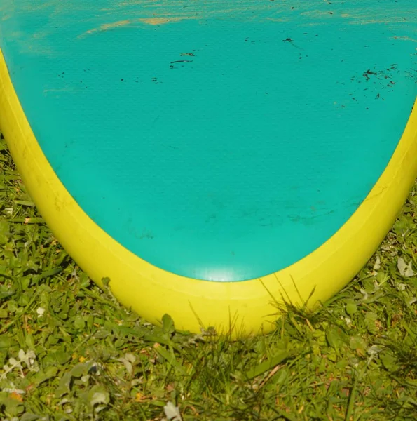 Une Planche Surf Bleue Jaune Posée Sur Herbe — Photo